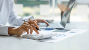 「税と社会保険で見る年収の壁とは？」のアイキャッチ画像